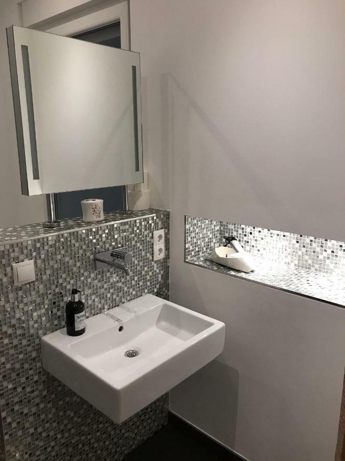 Modernes Apartment - Neustadt/Weinstrasse Stadt Neustadt an der Weinstraße Esterno foto